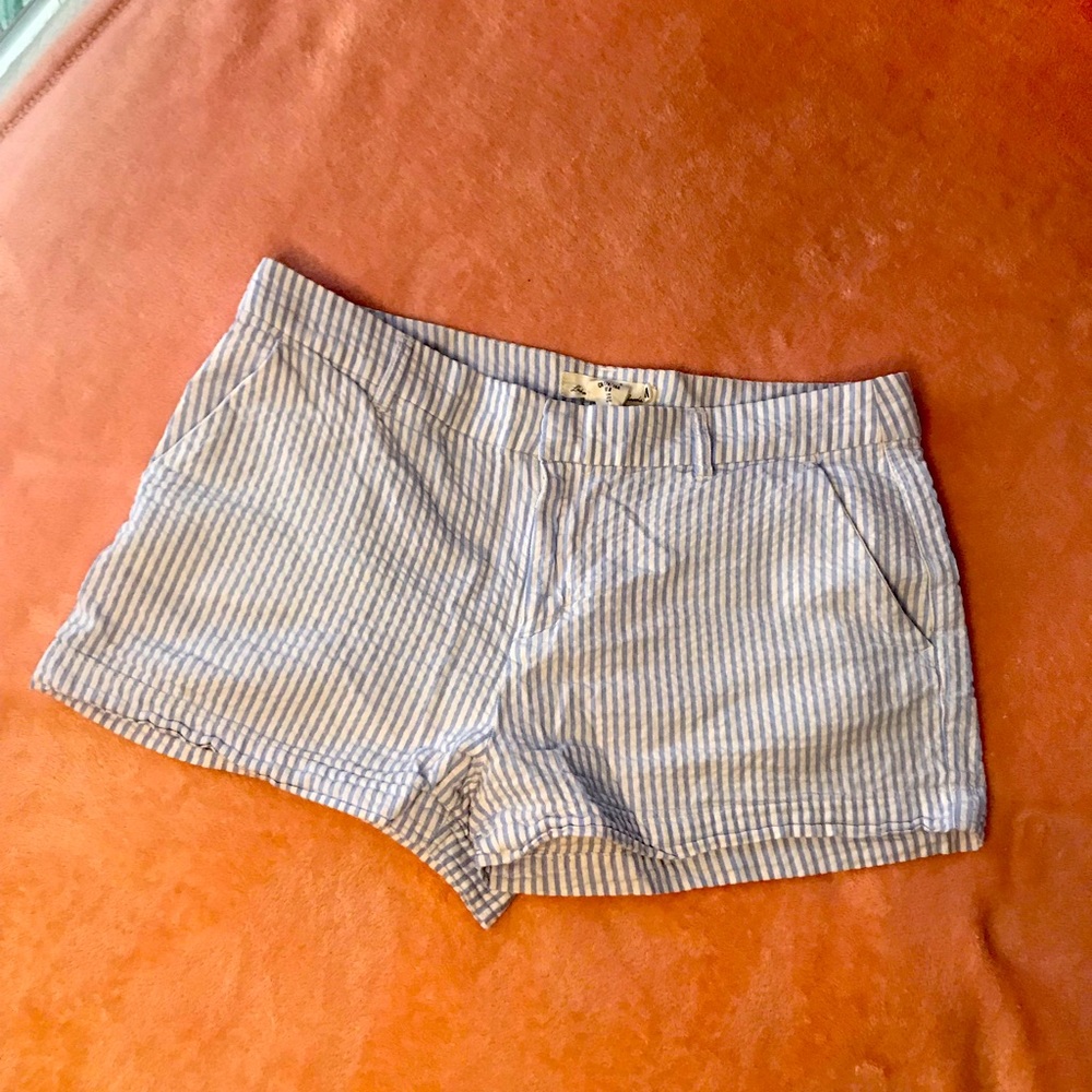 seersucker shorts 🤍💙